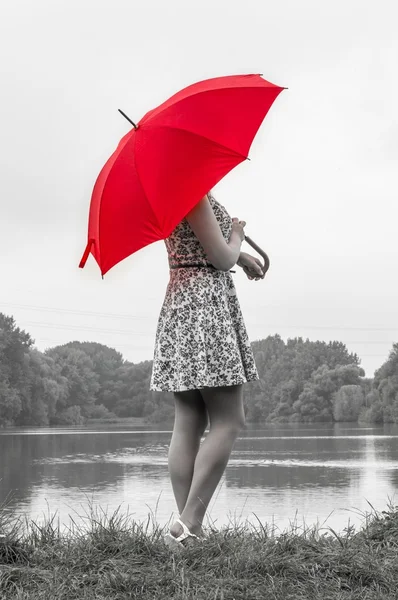 Fille avec parapluie rouge — Photo