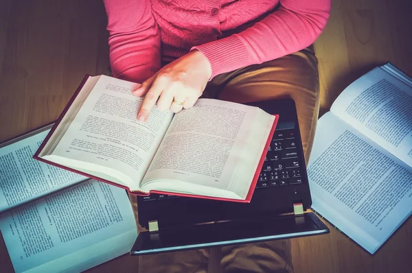 Donna sul pavimento di legno che legge un libro — Foto Stock