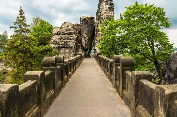 Ponte Bastei na Suíça Saxônica no verão — Fotografia de Stock