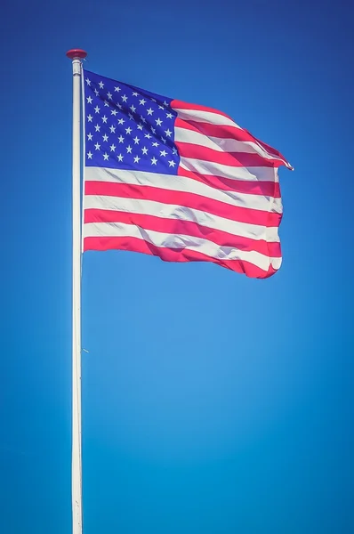 Bandera americana en el cielo azul - estilo retro y vintage —  Fotos de Stock