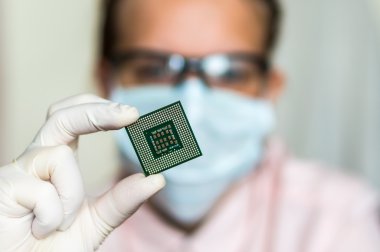 Daha önce bilgisayar mikroçip gösterilen bilim adamı elektron onarır