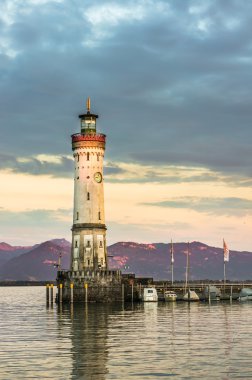 Lindau liman feneri ile güzel bir akşam deniz manzarası