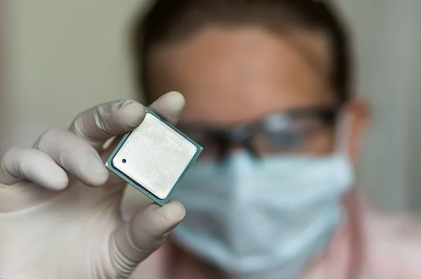 Scientist showing the computer microchip before repairs electron — Stock Photo, Image