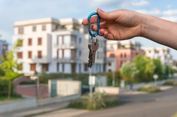 Agent immobilier donnant des clés de maison à un nouveau propriétaire — Photo