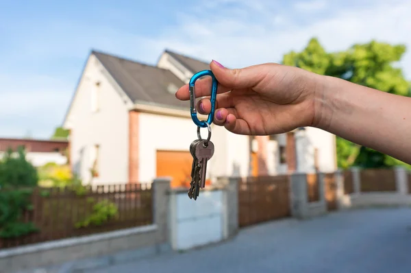 Real estate agent giving house keys to a new property owner — Stock Photo, Image