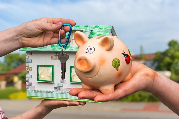 Real estate agent giving house keys and model house to a new pro — Stock Photo, Image