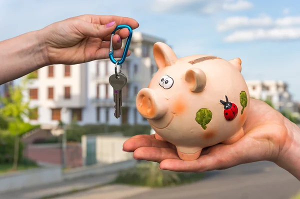 Agente de bienes raíces dando llaves de la casa a un nuevo propietario, que — Foto de Stock