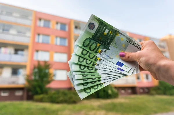 Comprador de imóveis segurando notas de euro e comprando belo apartamento — Fotografia de Stock
