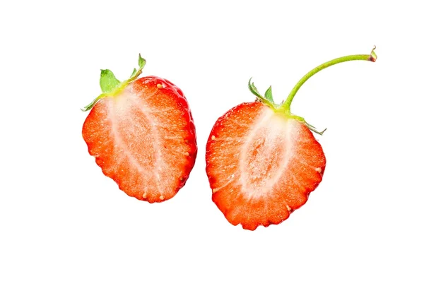 Duas metades de morango isolado em um fundo branco — Fotografia de Stock