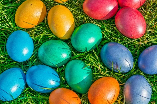 Bunte Ostereier auf grünem Gras — Stockfoto