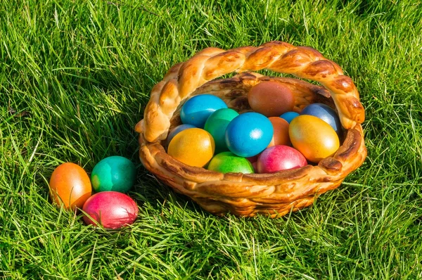 Kolorowe jajka w koszyku — Zdjęcie stockowe