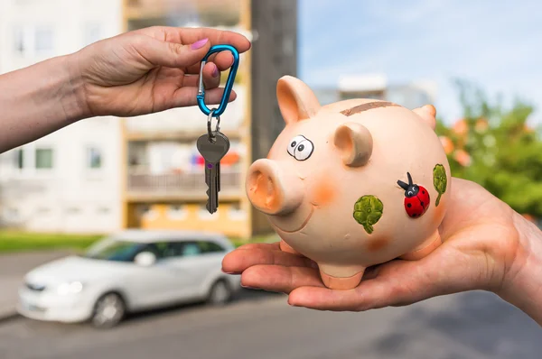 Agent immobilier donnant des clés plates à un nouveau propriétaire Images De Stock Libres De Droits