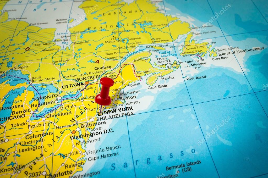 Red thumbtack in a map, pushpin pointing at New York — Stock Photo