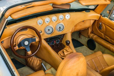 Direksiyon simidi, vites kolu ve gösterge tablosu