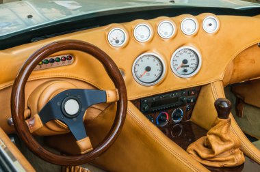 Direksiyon simidi, vites kolu ve gösterge tablosu