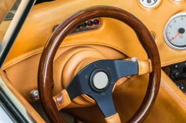 Kahverengi direksiyon simidi ve gösterge tablosu