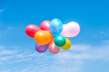 Mavi gökyüzünde renkli balonlar