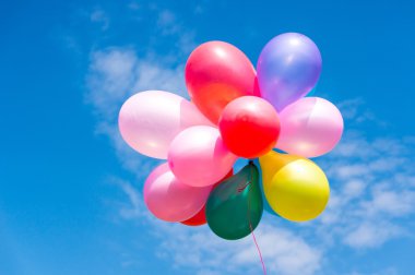 Mavi gökyüzünde renkli balonlar