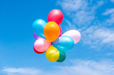 Mavi gökyüzünde renkli balonlar