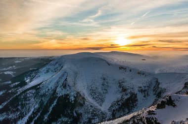 Güzel gün batımı dağlarda