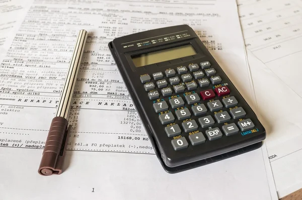 Concepto de bienes raíces con préstamo hipotecario y declaración de impuestos y calculadora sobre la mesa — Foto de Stock