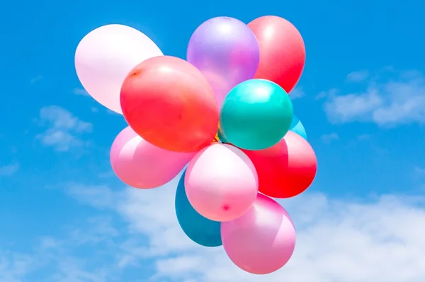 Globos de colores en el cielo azul —  Fotos de Stock