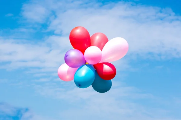 Ballons colorés dans le ciel bleu — Photo