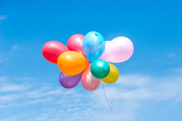 Барвисті кульки в блакитному небі — стокове фото