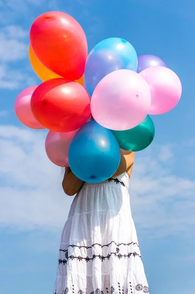 Kız balonlarla oynuyor. — Stok fotoğraf