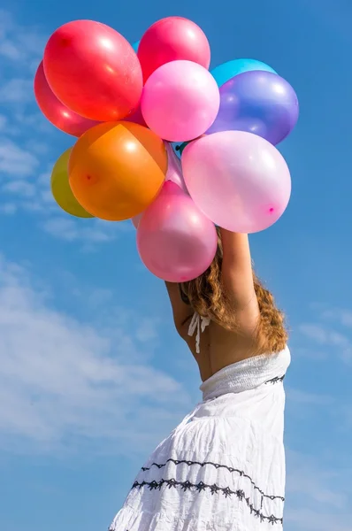 Chica jugando con globos — Foto de Stock