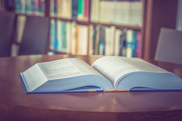 Buch auf dem Tisch in der Bibliothek — Stockfoto