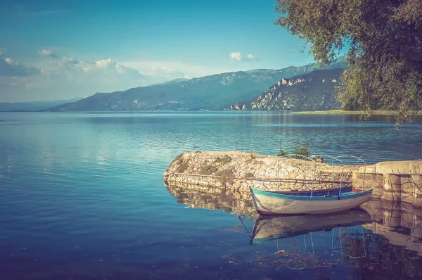 Ohrid See und kleines Boot in Mazedonien — Stockfoto