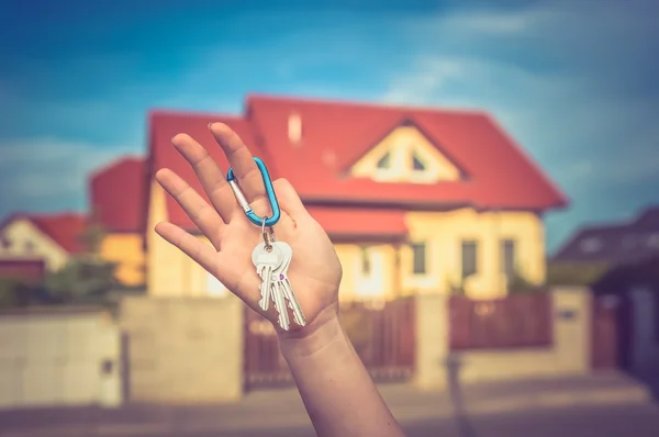 Агент по недвижимости дает ключи от дома новому владельцу — стоковое фото