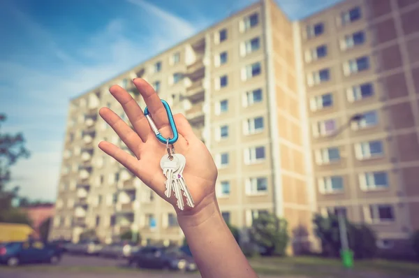 Agent immobilier donnant des clés plates à un nouveau propriétaire — Photo