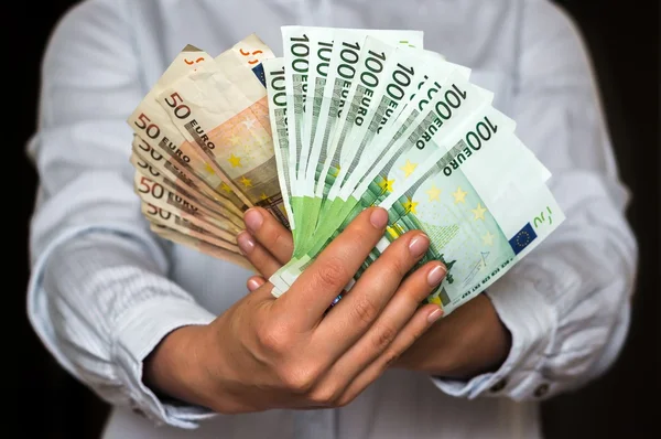 Jeune femme avec billets en euros — Photo