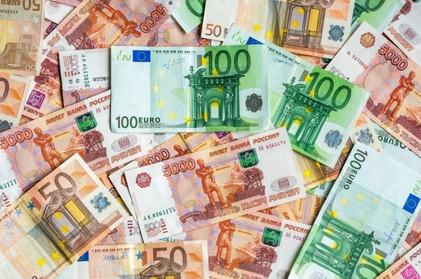 Hintergrund der russischen und Euro-Banknoten — Stockfoto