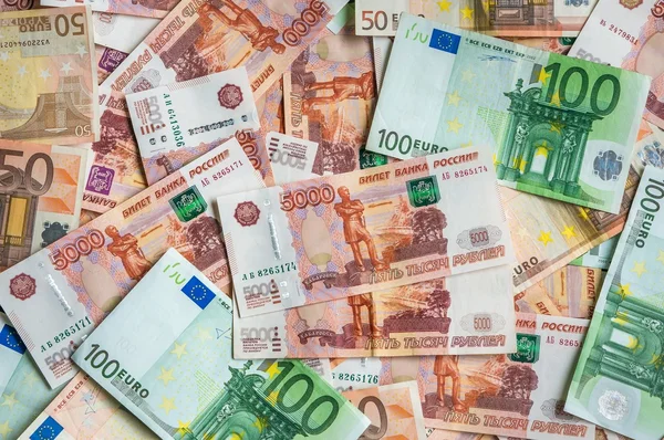 Hintergrund der russischen und Euro-Banknoten — Stockfoto