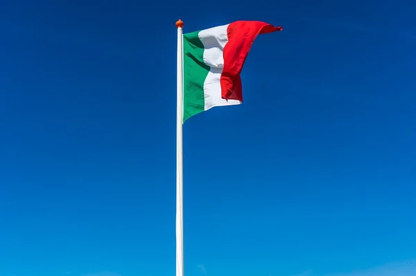 Italská vlajka na modré obloze — Stock fotografie