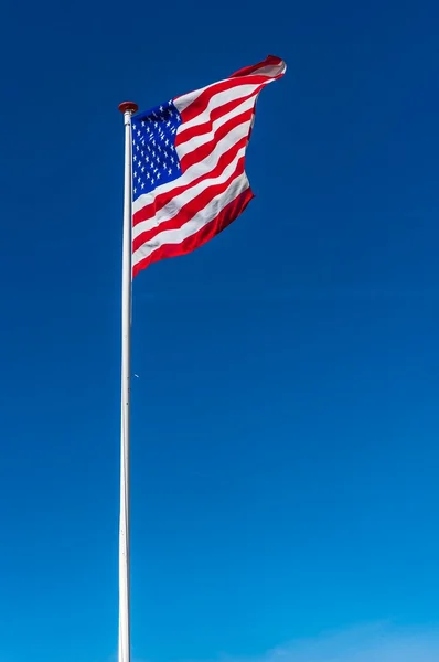 Americká vlajka na modré obloze — Stock fotografie