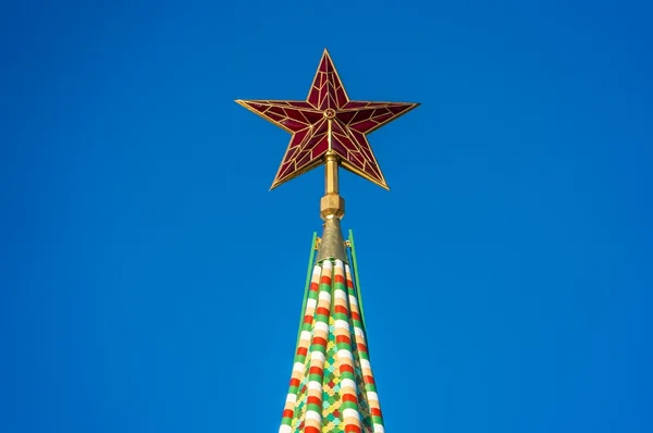 Röd stjärna på toppen av tornet på Röda torget i Moskva Kreml — Stockfoto