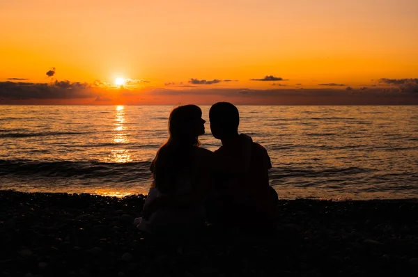 Silhouette eines jungen romantischen Paares beim Blick auf den Sonnenuntergang — Stockfoto