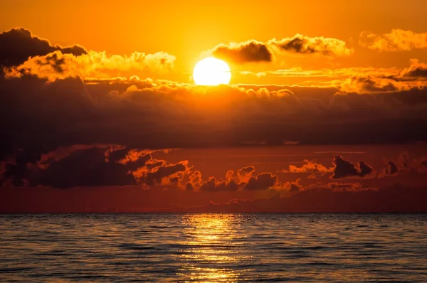 Hermoso atardecer en el mar — Foto de Stock