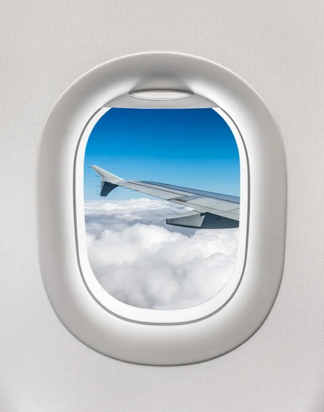 Mirando por la ventana de un avión al ala del avión y la nube — Foto de Stock