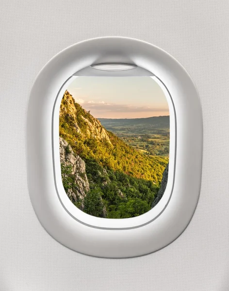 Kinézett az ablakon, egy repülőgép, a hegyekre és a naplemente — Stock Fotó