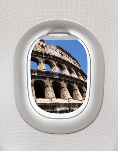 Keek uit het raam van een vliegtuig naar het Colosseum in Rome — Stockfoto