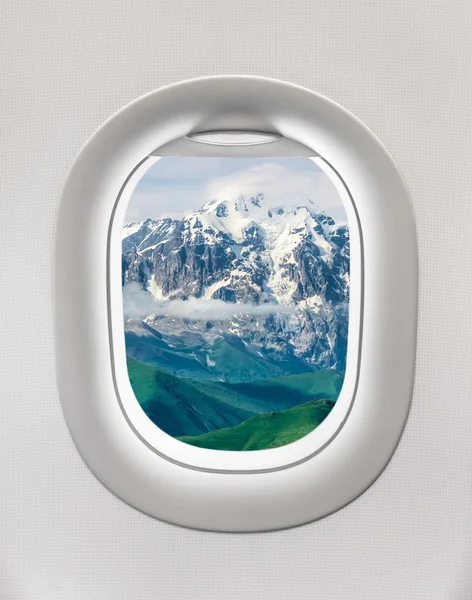 Κοιτώντας έξω από το παράθυρο του αεροπλάνου προς τα βουνά στη γεωργία — Φωτογραφία Αρχείου