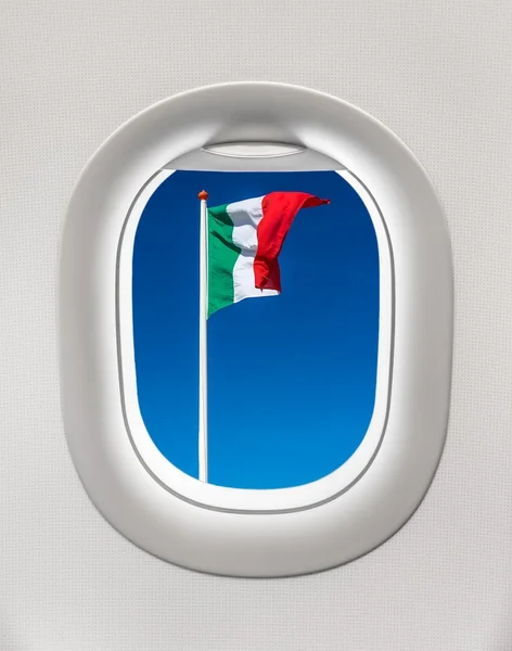 Mirando por la ventana de un avión a la bandera de Italia —  Fotos de Stock