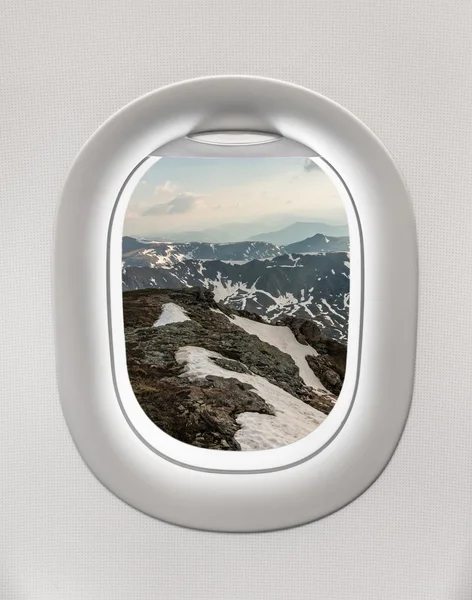 산에 비행기의 창 밖을 보면서 — 스톡 사진