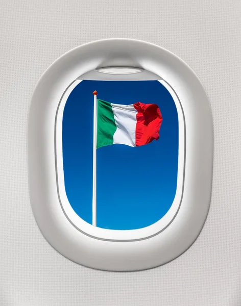 Blick aus dem Fenster eines Flugzeugs auf die Flagge Italiens — Stockfoto