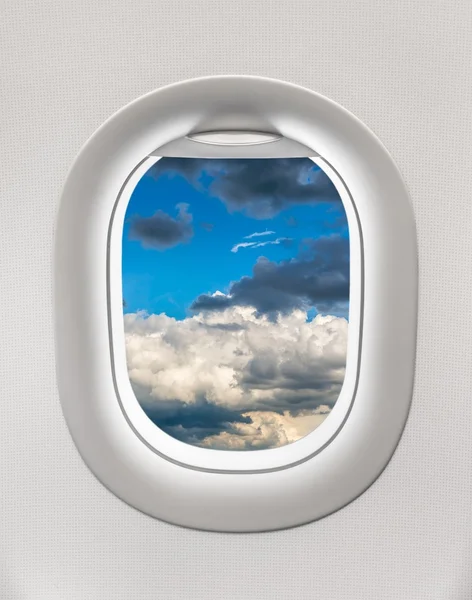 Kinézett az ablakon, a síkot a blue sky és clouds — Stock Fotó